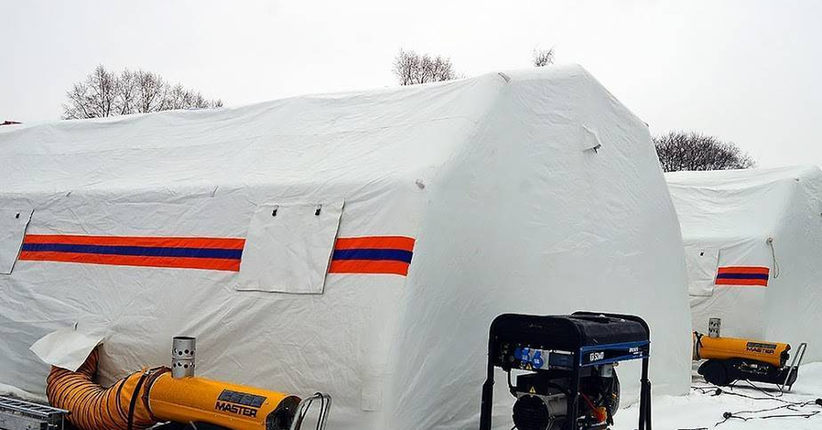Зимняя палатка обогрев. Палатка(модуль) пневмокаркасный ПКП-а43. Спасатели в палатке. Зимняя палатка. Отапливаемая палатка.