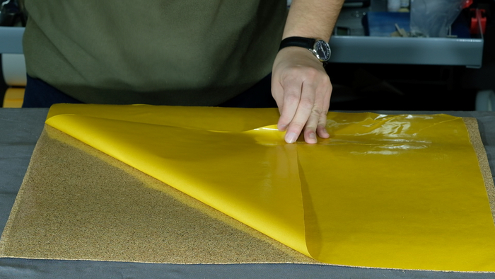 Т.к. в ДП90К применена пленочная основа и толстый бумажный лайнер, наносить ленту довольно просто.