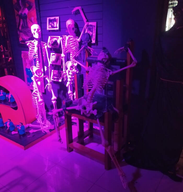 Когда вошел с друзьями не в ту дверь...