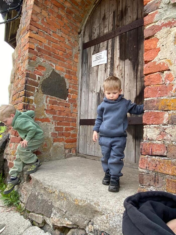 вот на этой фотке видно насколько сильно затаскался зеленый костюм. но все швы на месте. ни один не разошелся..