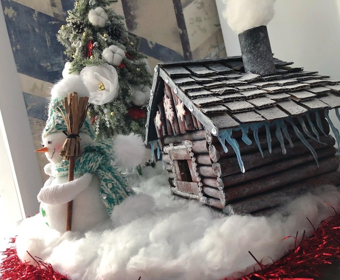 Дом из газет ,покрашенных гуашью, снеговик из носка и старой кофты