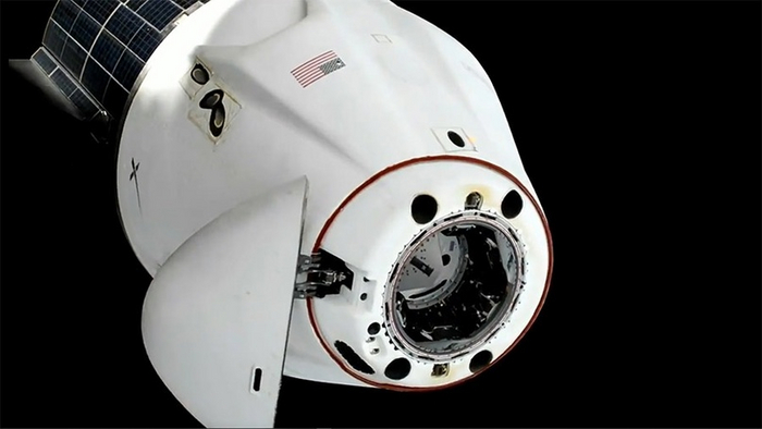 Crew Dragon Freedom отстыковывается от МКС после миссии Crew-4. (Фото: NASA TV)