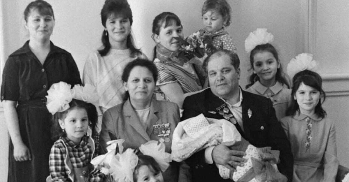 Многодетная семья ссср. Большая семья ссср. Старые семейные фотографии. Многодетная советская семья. Многодетная семья ссср.