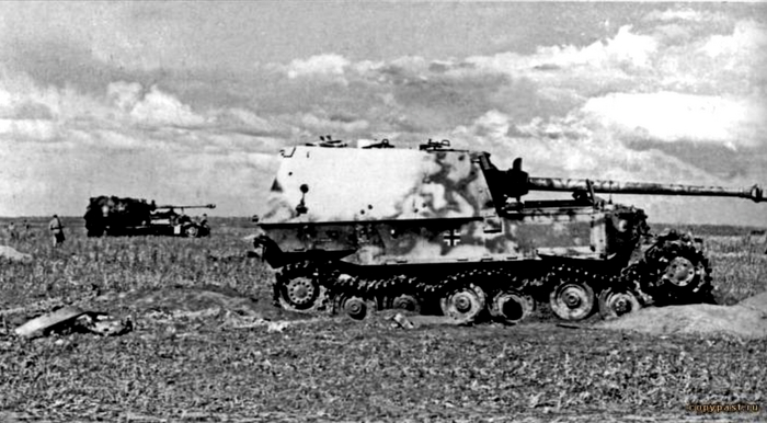 Подорвавшийся на мине «Фердинанд» №501. Именно эта машина была отремонтирована и отправлена на НИБТ полигон. В настоящее время находится в экспозиции музея бронетанковой техники в Кубинке