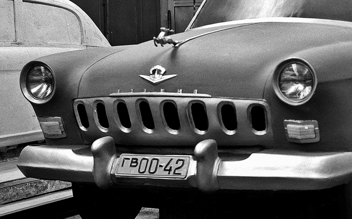 Никакая не «Волга»! На натурном гипсовом макете ГАЗ-М21 отчётливо читается: «Родина». А вот «Победу» никогда и не думали называть «Родиной». Кто-то слышал звон, да не понял, откуда он.