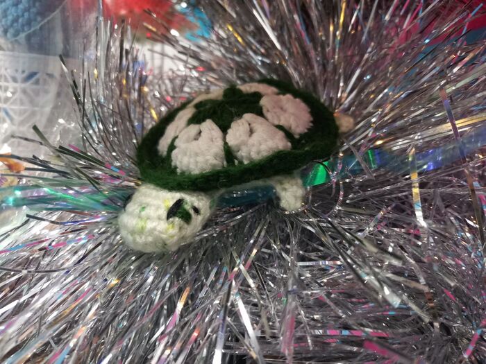 Еще один брелочек, но уже черепашка. Тоже вязался на подарок