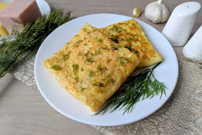 Яичные конвертики с сыром и ветчиной