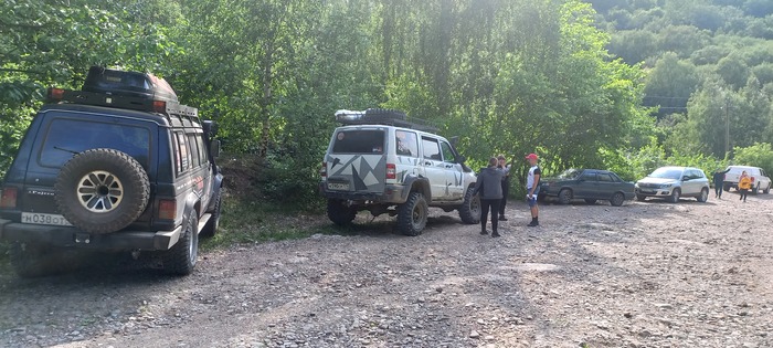 запарковались вдоль дороги, и пошли в низ к водопаду