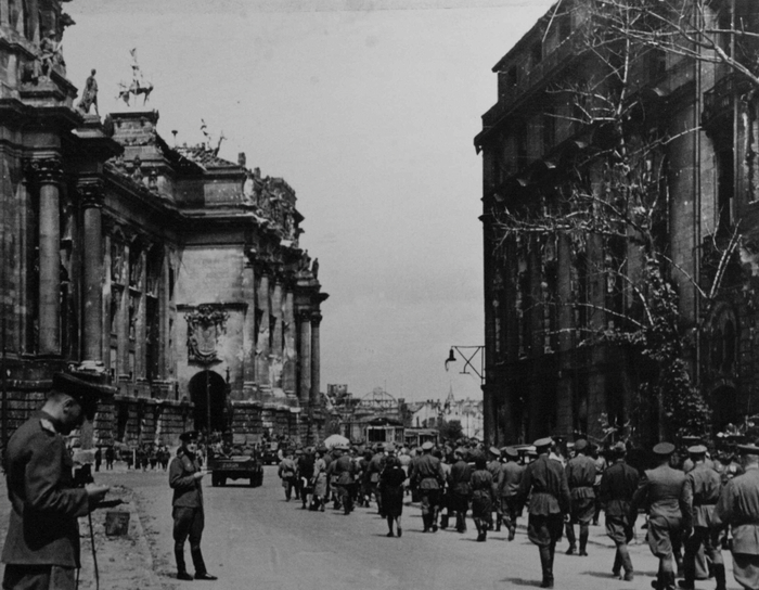 Советские солдаты и офицеры на экскурсии в Рейхстаге. Фото сделано 9 мая 1945 года