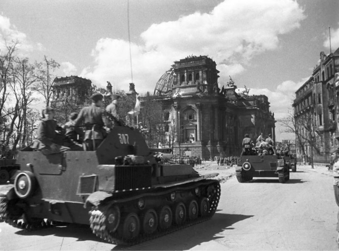 Советские самоходки СУ-76М движутся к Рейхстагу перед парадом, посвященным отправке Знамени Победы из Берлина в Москву