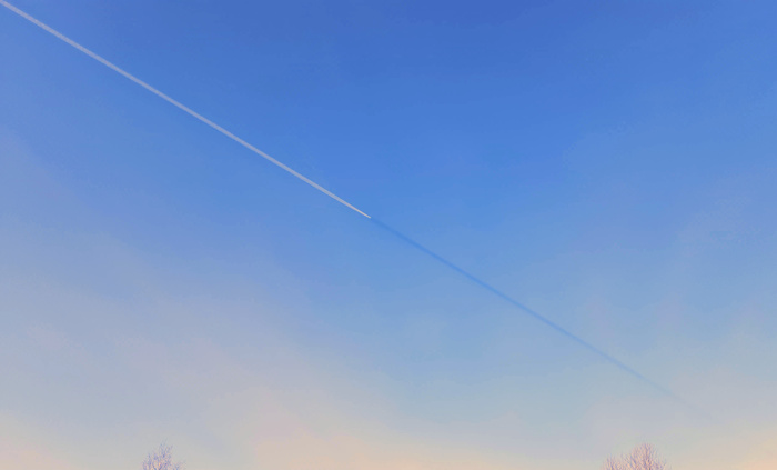 Самолёт летит в тени своей инверсии