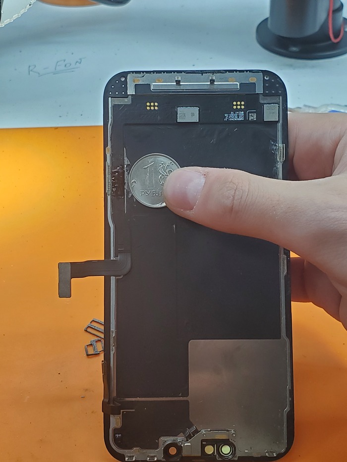 Да там шлейф немножко отошёл, подпаять нужно. Iphone 13 Pro. Открыли не в ту сторону xD Москва, Таганская, Apple, iPhone 13, Микропайка, Шлейф, Дорого, Длиннопост, Ремонт техники, Ремонт