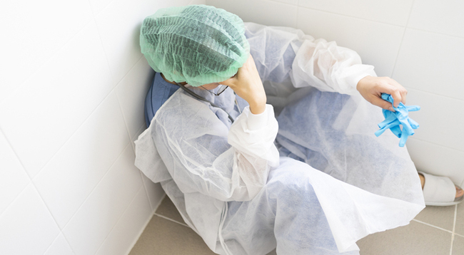 Это врач. Он давал клятву Гиппократа и ОБЯЗАН спасать ваше здоровье и жизнь. Причем по умолчанию ОБЯЗАН делать это хорошо, иначе жалобы, выговор и штраф. У него небольшая зарплата, но его НИ В КОЕМ СЛУЧАЕ нельзя благодарить материально.