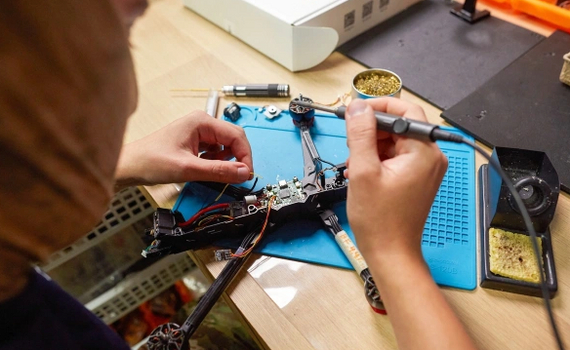 Украинцам предложили собирать FPV-дроны на дому