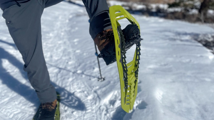 Тут все понятно, увеличение поверхности соприкосновения со снегом позволяет не проваливаться в снег