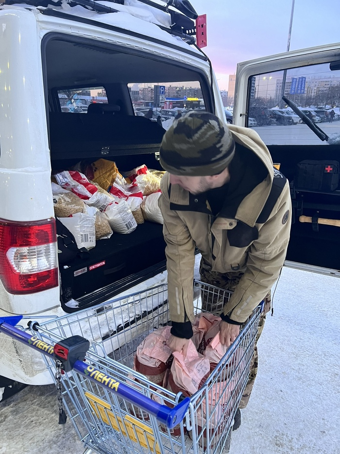 Грузим продукты, купленные на донаты