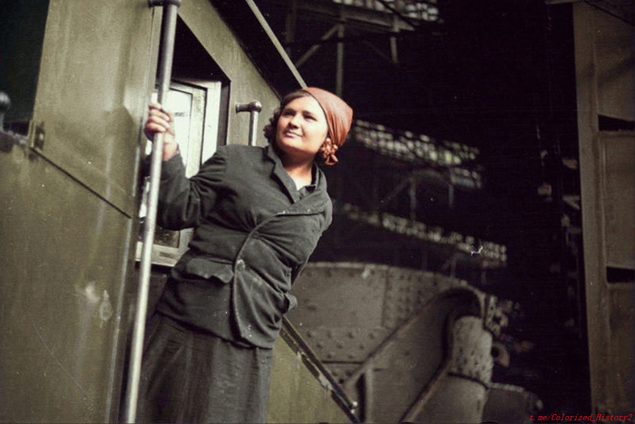   ""       : <a href="https://pikabu.ru/story/martenovskiy_tsekh_devushkamashinist_vedet_poezd_1937_g_kolorizatsiya_11030624?u=https%3A%2F%2Ft.me%2FColorized_History2&t=https%3A%2F%2Ft.me%2FColorized_History2&h=c40175b2344e2a13baf0da41ff33563e918202da" title="https://t.me/Colorized_History2" target="_blank" rel="nofollow noopener">https://t.me/Colorized_History2</a>