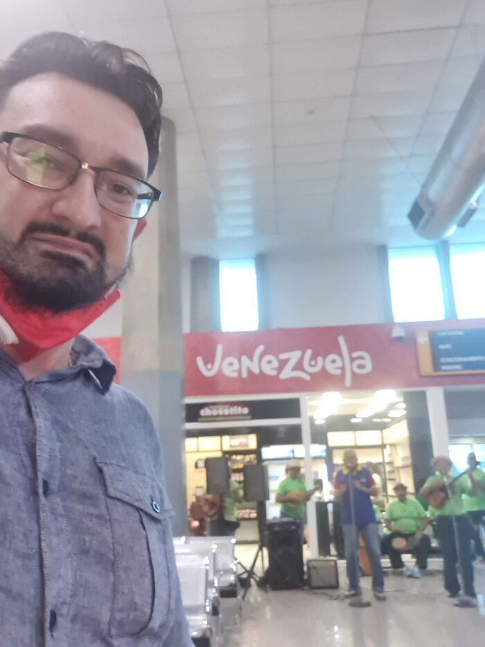 Простите за качество фото. Снимал на тапок против света, просто чтоб отчитаться родственникам, что я долетел.