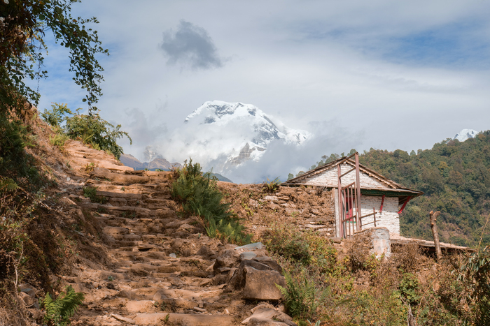 Примерный угол подъёма/спуска на тропе, почти везде выложены ступени из камней
