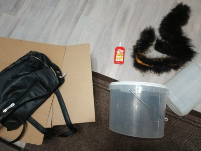 из покупок - клей пва и момент. Все остальное нашел на мусорке. Белую канистру из под мыла (справа) подарили друзья.