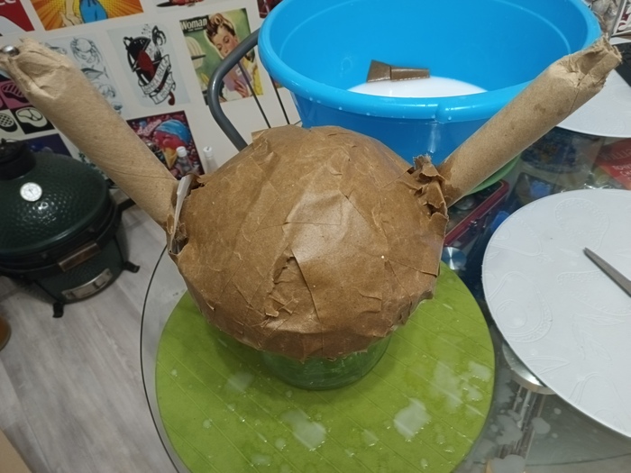 далее технология папье-маше. и забываем на ночь про шлем. кладем его к батарее и просушиваем картон.