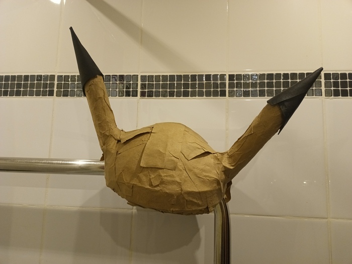 слой картона на маску снутри и снаружи, а рога решил не красить, а облепить кожаным непонятным дермантином от старой дамской сумочки найденной тоже на помойке.