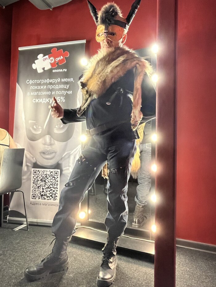 джинсы с неким подобием ремней создавались года два назад, тогда же были куплены берцы. дополнительный ремень с ножнами и тупым ножом дополнил образ воина.