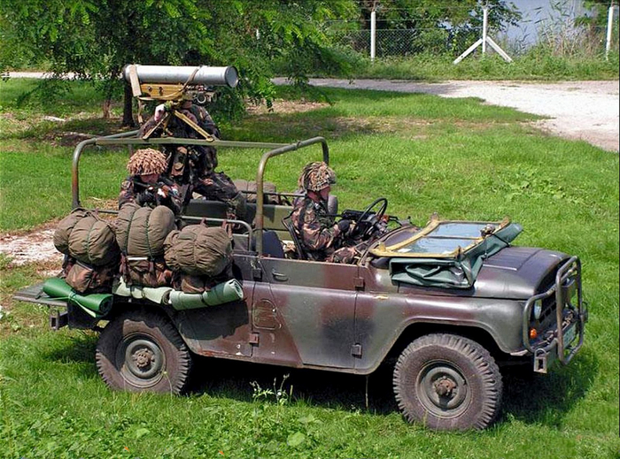 УАЗ-469БВ батальона быстрого реагирования 88.GYRZ, Венгрия. На каркасе безопасности установлен ПТУР 9К115 «Метис».