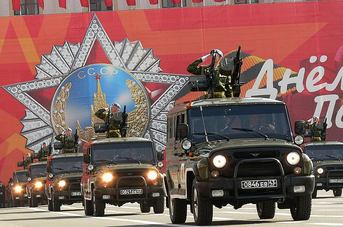 Колонна ТС-3132 «Гусар» воздушно-десантных войск на параде Победы в Санкт-Петербурге.