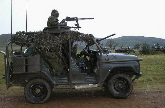 Лёгкая разведывательная машина VLR-13 13‑го мотострелкового батальона армии Уругвая. На заднем плане — лёгкие танки M-24 Chaffee времён Второй мировой войны.