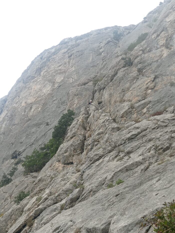 Вид со станции R0 на середину веревки перед камином