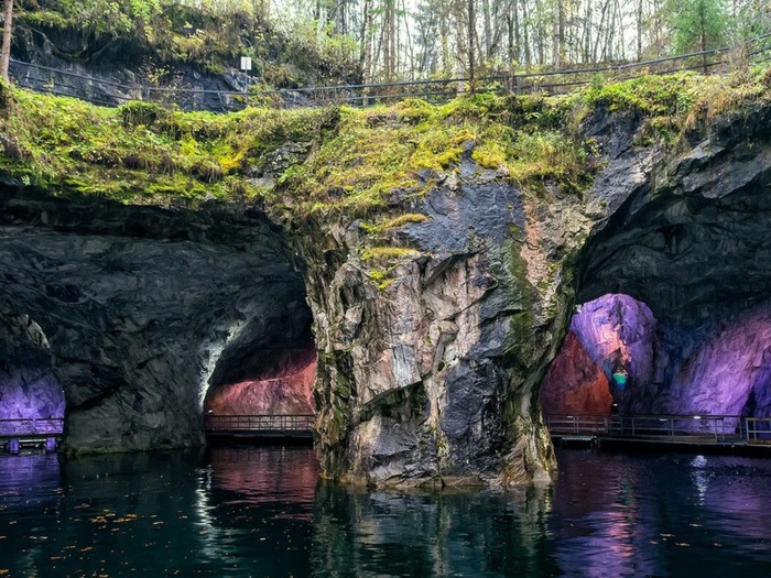 Рускеальский провал: вид снизу