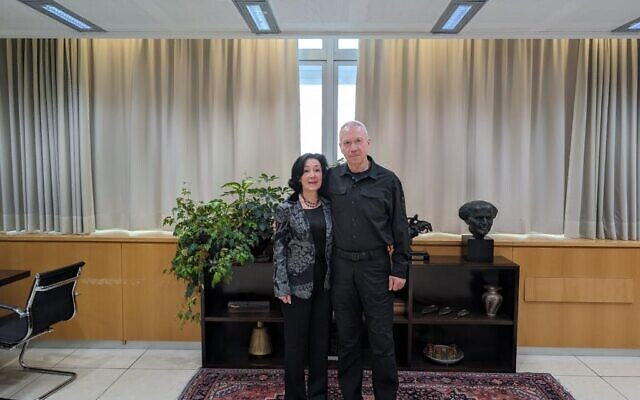 Генеральный директор Oracle Сафра Кац (слева) встречается с министром обороны Йоавом Галлантом в Тель-Авиве в январе 2024 года. (Courtesy)