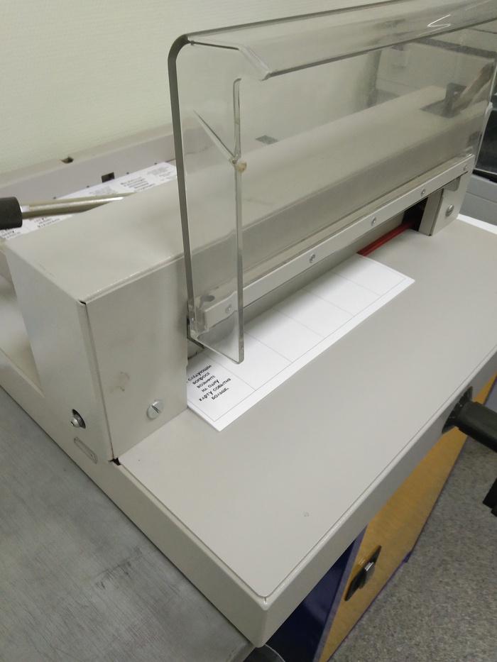 теперь рублю карты на резаке. Сразу все, чтобы размер был одинаковый. Оставлю пустые карты, дабы можно было дописать новые.