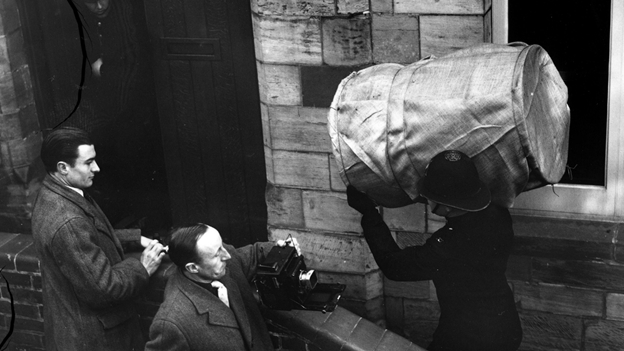 Полицейский тащит на горбу главный вещдок - ту самую бочку