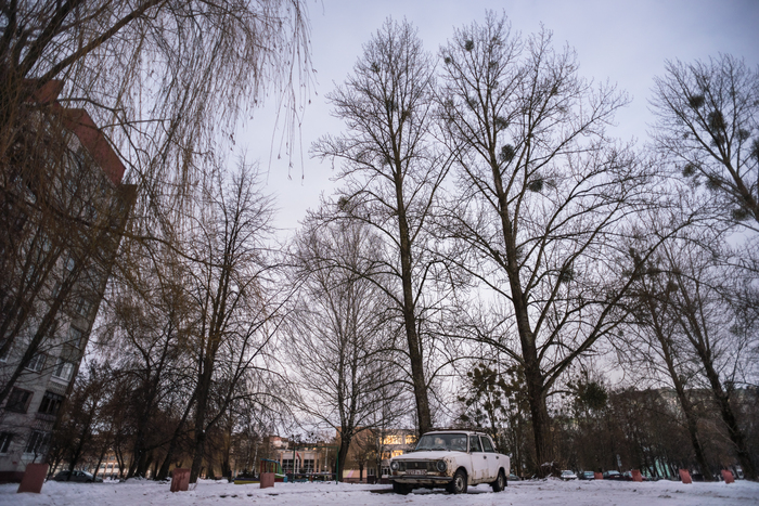 Старая, побитая копейка в одном из дворов.