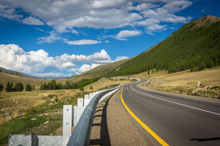 Дорога в горах Алтая