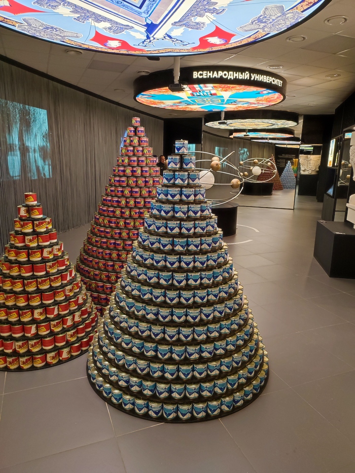 Знаменитая сгущёночная, тушоночная и гороховая башня. Ладно, не знаменитая.