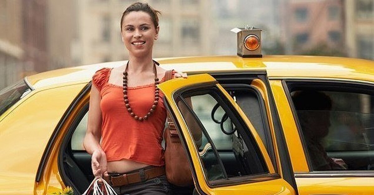 Девушка предложила таксисту. Девушка в такси. Поездка в такси. Пассажир такси.