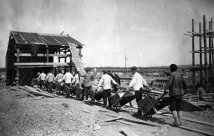 Используемый для строительства гравий был крайне низкого качества, содержал до 75 % ила и других примесей.