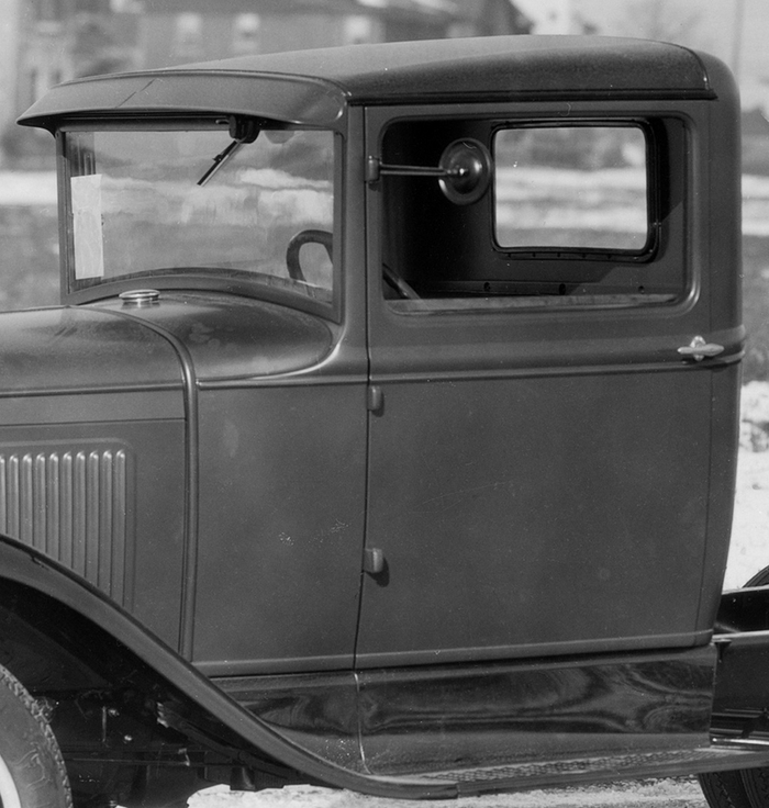 Такую кабину ГАЗ-82 должен был получить первый нижегородский грузовик, однако из-за задержки поставки штампового оборудования с берлинского завода AMBI-Budd производство металлических кабин началось только в ноябре 1933 года.