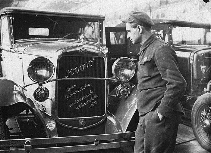 Виктор Петрович Сорокин у юбилейного, 100‑тысячного ГАЗа — фаэтона ГАЗ-А, выполненного в комплектации De Luxe.