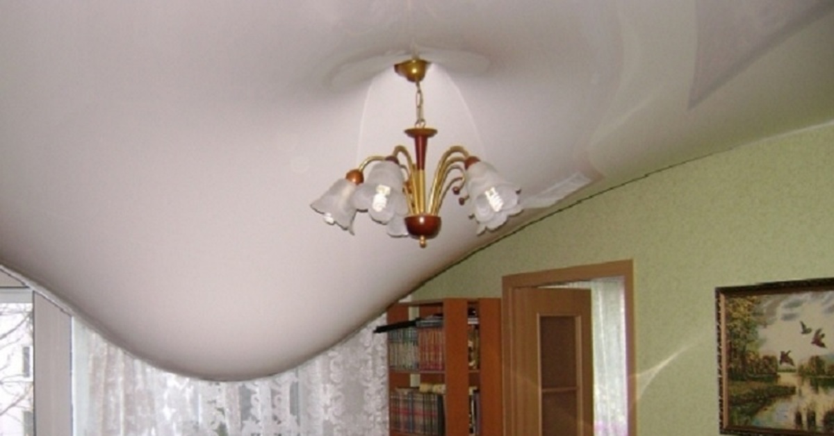 Как слить воду из натяжного потолка, если вас затопили соседи? | Пикабу