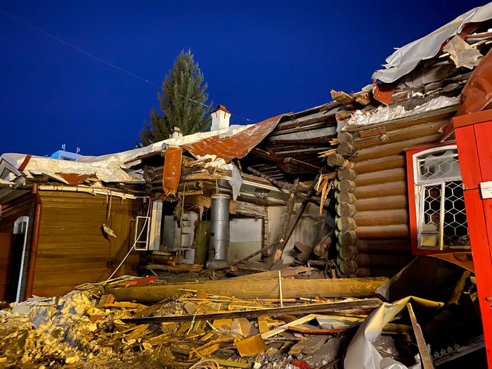 Дом - добротный сруб из лиственницы, причем без гнили.
