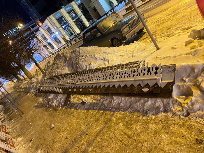 Утраченные "зубы" этого декора мы аккуратно восстанавливали, сгнившие участки меняли.