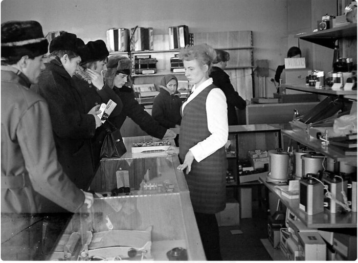 Фотоотдел в магазине. Или универмаг, или магазин "Олимпиец", был ещё магазин "Спорт, спорт", где могли продавать фототовары.