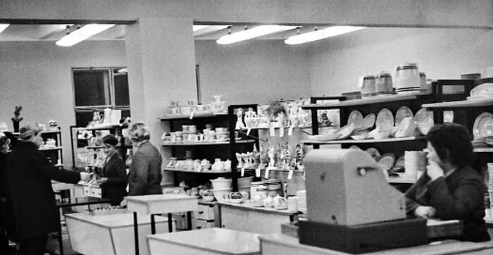 Может просто отдел посуды в магазине, но судя по форфоровым фигуркам, скорее всего, магазин "Культовары".