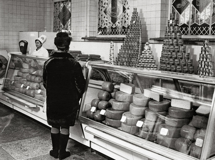 Сыры. Или молочный магазин, или отдел в Гастрономе. У женщины плюшевая шубка, а значит на дворе 70-е.