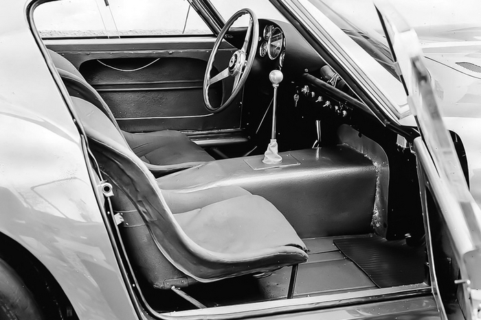 Матерчатая обивка сидений, отсутствие напольного покрытия и дефлекторов вентиляции — 250 GTO создавался прежде всего для гонок