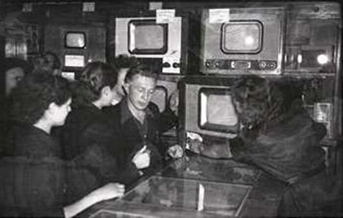 Город Горький. 1957 год.Универмаг. Фотоотдел, телевизоры